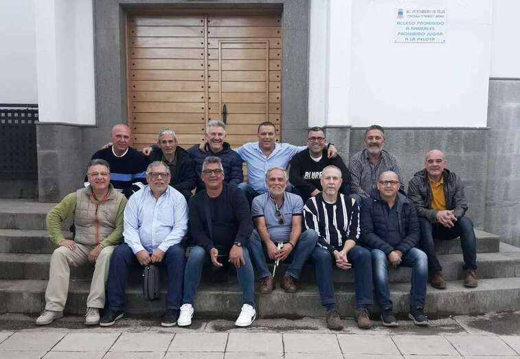 Antiguos componentes del equipo cadete preferente de la UD Jinámar de 1976/77 (Foto TA)